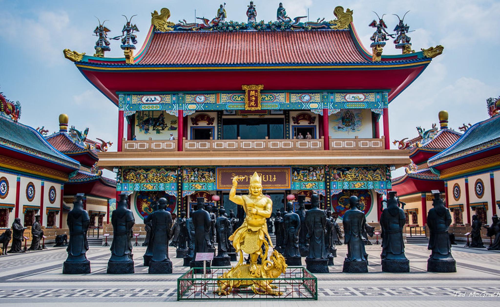 A view from Viharn Sien Anek Kuson Sala second floor. Bronze statues occupy an open-air courtyard, giving a sense of grandeour and magnificence. In the centre stand statues representing Chinese folklore.