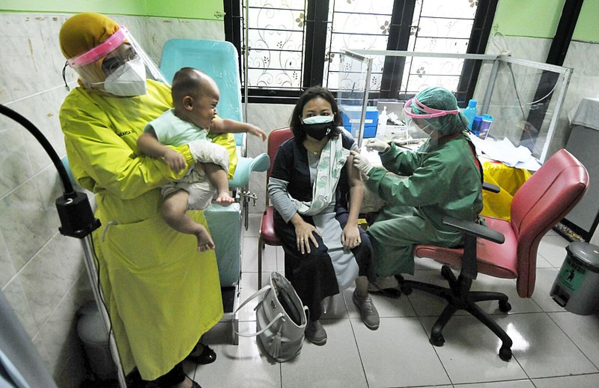 Paramedics give Sinovac vaccine to pregnant women at the Jagakarsa II Health Center, South Jakarta