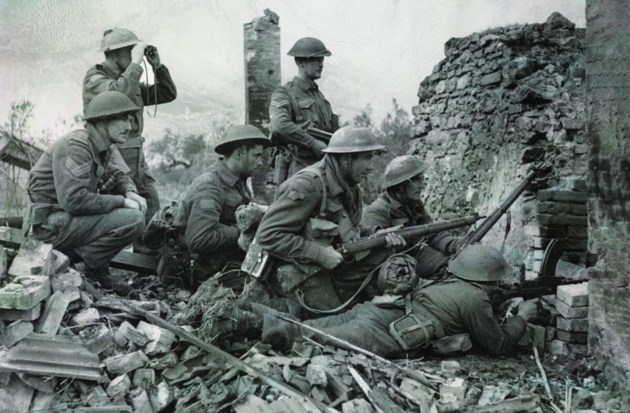 Canadian troops near Ortona in Italy, 10 December 1943. (National Archives of Canada PA 136332)